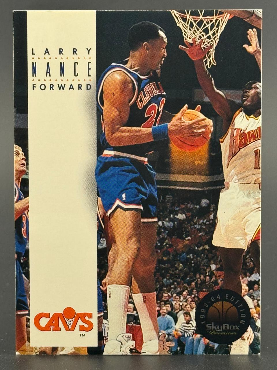 1993-94 SkyBox Premium Larry Nance basketball card.