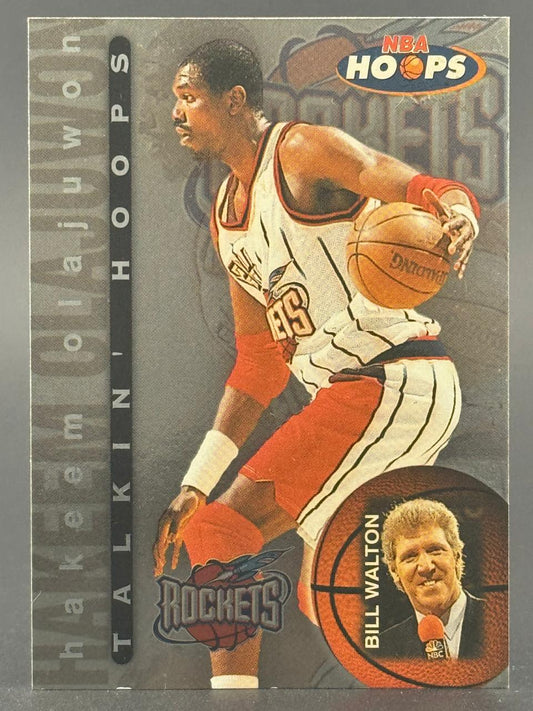 Hakeem Olajuwon 1996 NBA Hoops basketball trading card featuring an inset photo of Bill Walton.