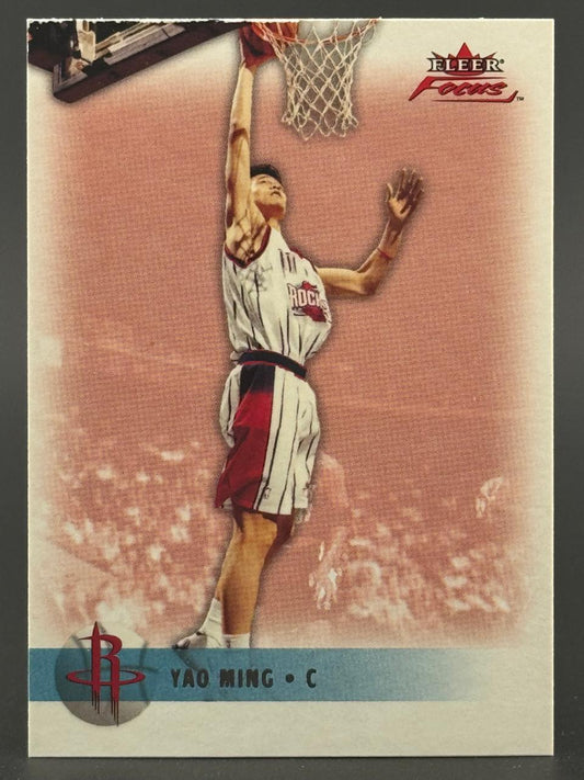 Yao Ming 2002-03 Fleer Focus basketball card dunking.