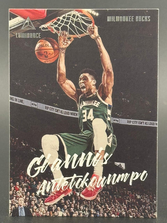Giannis Antetokounmpo Milwaukee Bucks trading card dunking a basketball, Luminance set.